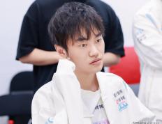 LOL官方點(diǎn)名knight，将他所有榮(róng)譽(yù)羅(luó)列出來(lái)，离大满贯还差一個(gè)S冠