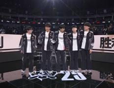 LPL上演绝望(wàng)一幕(mù)！解(jiě)说现場(chǎng)痛哭(kū)，二路哀(āi)声一片(piàn)，真正的末日来了