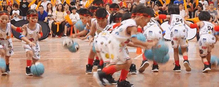 籃(lán)球(qiú)足球(qiú)賽(sài)事精彩(cǎi)紛(fēn)呈(chéng) 賽(sài)场动态实时追踪