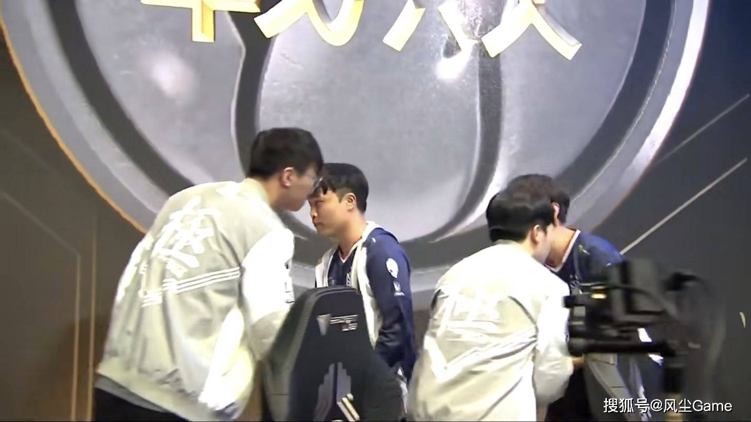 LOL传奇中单官(guān)宣退役！连續(xù)8年进世界赛，巔(diān)峰(fēng)期(qī)把IG打到解散