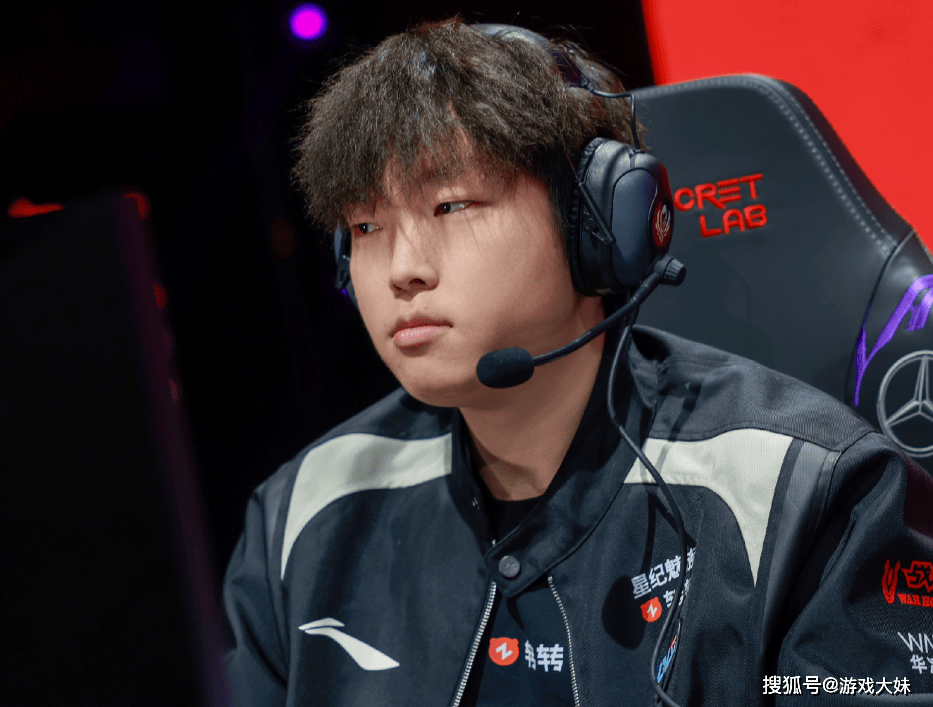 Bin接受采访，对上單(dān)英雄(xióng)按(àn)喜好(hǎo)进行排名，第一名是坦克英雄(xióng)