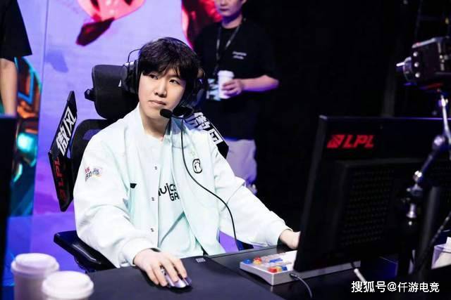 LOL：TheShy透(tòu)露(lù)退役时间，想(xiǎng)跟Rookie打到退役