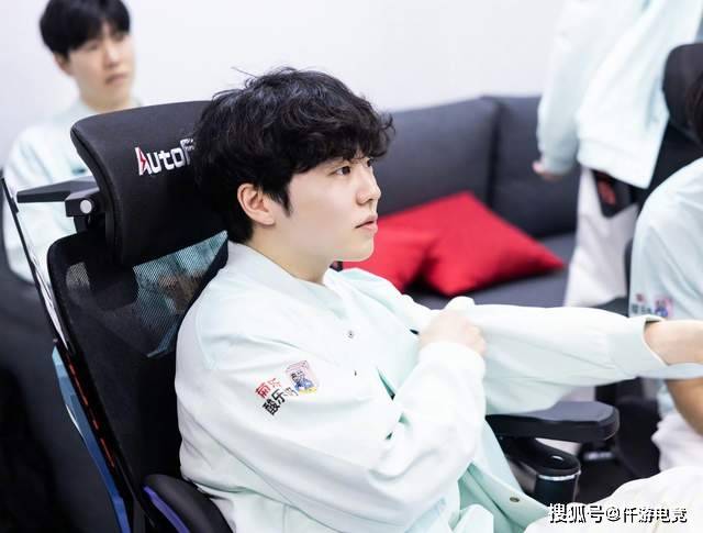 LOL：TheShy透(tòu)露(lù)退役时间，想(xiǎng)跟Rookie打到退役