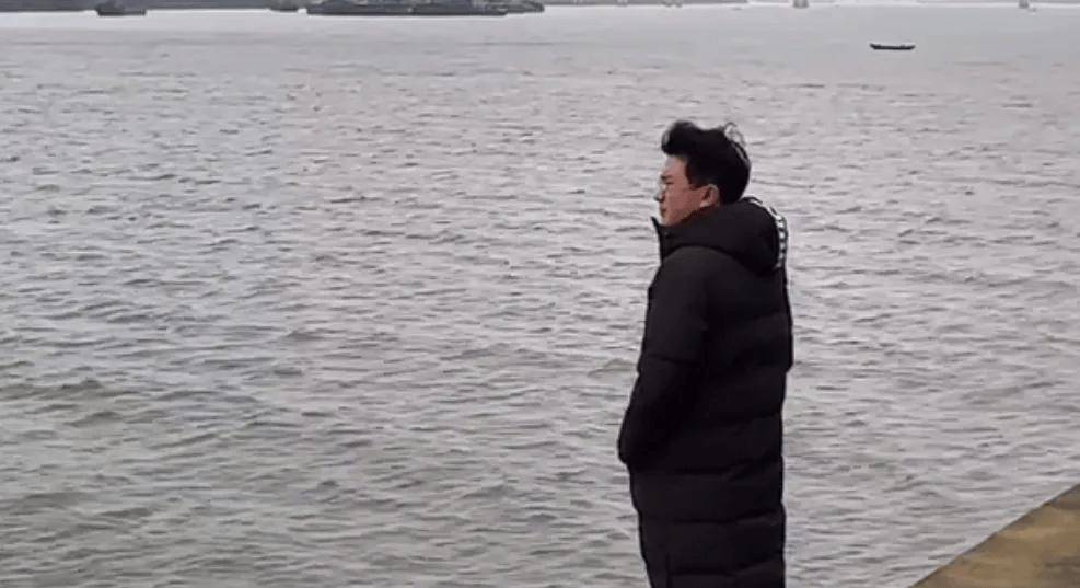 冠军选手退役后干起搬运工(gōng)