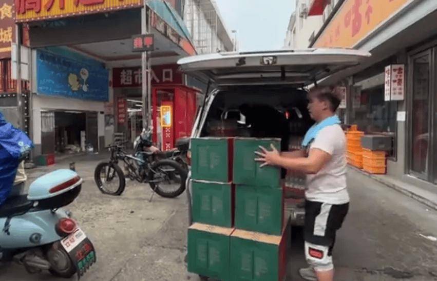 冠军选手退役后干起搬运工(gōng)