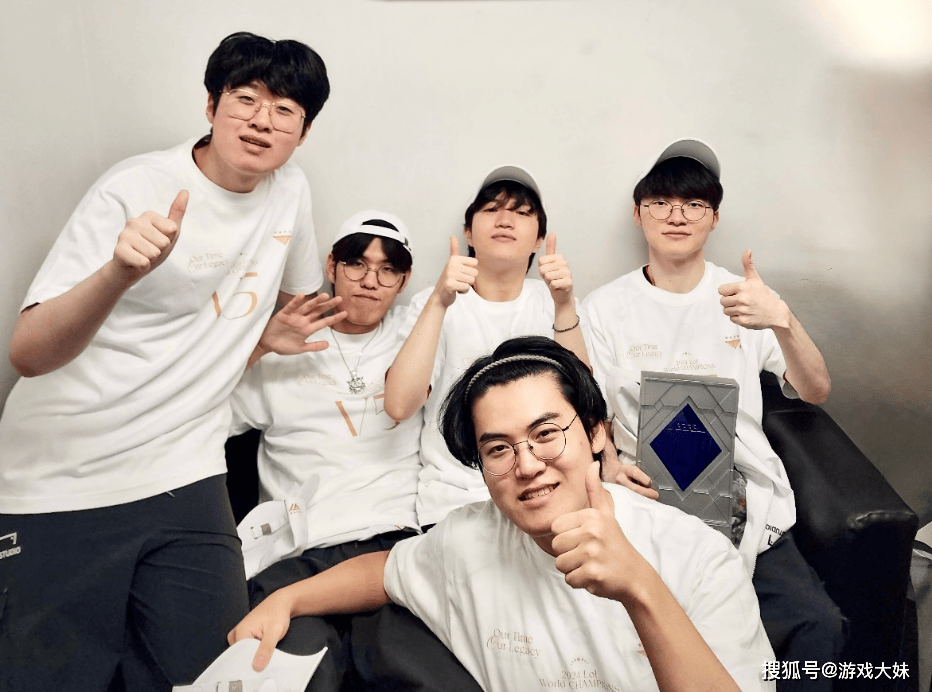 S14冠军皮(pí)肤开始宣(xuān)传，zeus却被区别对待(dài)，登錄(lù)页面被故意(yì)遮挡