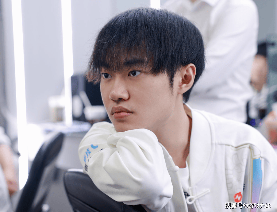 LOL官方點(diǎn)名knight，将他所有榮(róng)譽(yù)羅(luó)列出來(lái)，离大满贯还差一個(gè)S冠