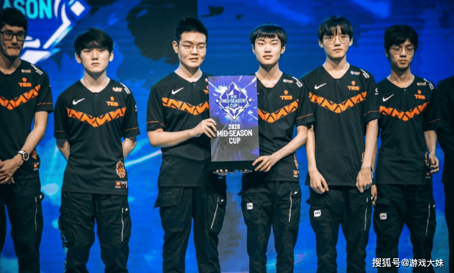 LOL官方點(diǎn)名knight，将他所有榮(róng)譽(yù)羅(luó)列出來(lái)，离大满贯还差一個(gè)S冠