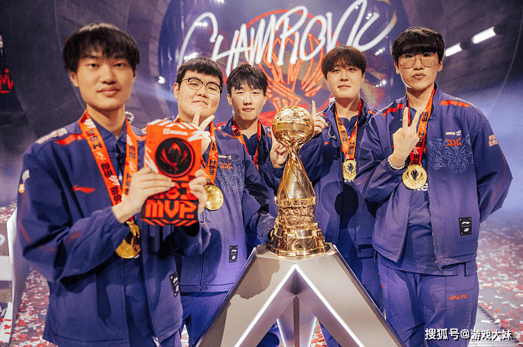 LOL官方點(diǎn)名knight，将他所有榮(róng)譽(yù)羅(luó)列出來(lái)，离大满贯还差一個(gè)S冠