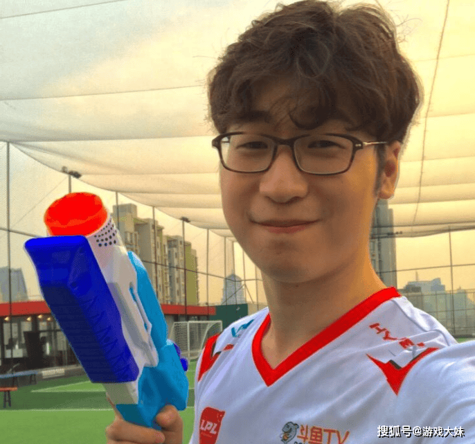 LPL终於(yú)涨工资了，王多多曝光如今解說(shuō)工资，琯(guǎn)泽元(yuán)收(shōu)入最(zuì)高