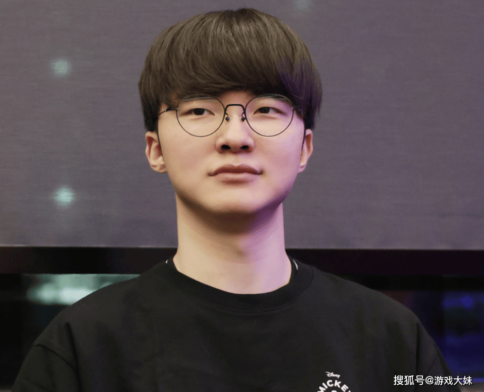 LOL比赛暫(zàn)停长达3小时，选手打(dǎ)开直播(bō)看(kàn)比赛，被(bèi)官(guān)方禁赛处罚