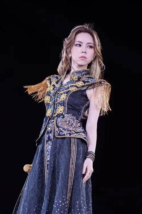 邓紫棋(qí)领衔LOL主(zhǔ)题曲：歌手跨界電(diàn)竞谁更勝(shèng)一籌(chóu)？