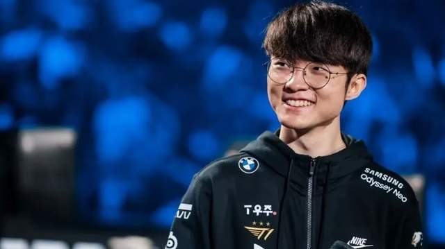 LOL傳(chuán)奇(qí)加冕殊荣，十(shí)年最佳(jiā)力(lì)压众多电競(jìng)选手(shǒu)，LPL最可敬的(de)对手(shǒu)！