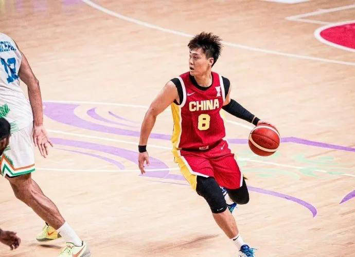 赵继伟解说亚洲盃(bēi)比赛 赞赵睿在场表现