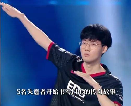 LPL史上零(líng)差评韩援(yuán)，从惨遭降级到世(shì)界冠軍(jūn)，遭LPL多家战队哄搶(qiǎng)