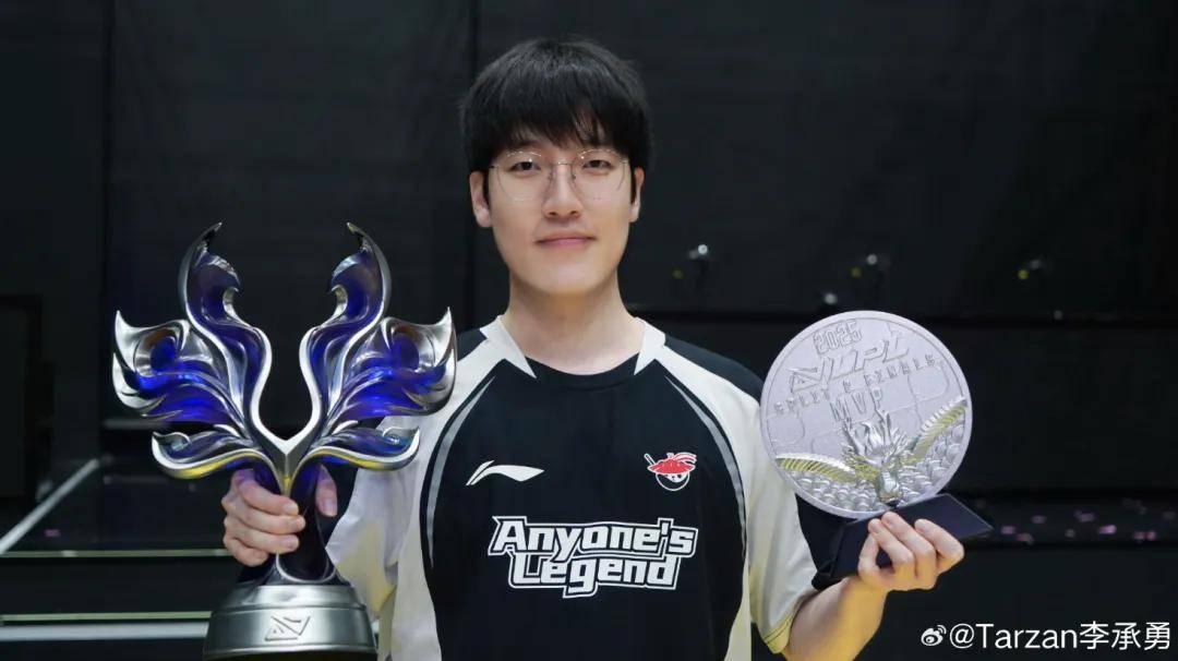 LPL史上零(líng)差评韩援(yuán)，从惨遭降级到世(shì)界冠軍(jūn)，遭LPL多家战队哄搶(qiǎng)