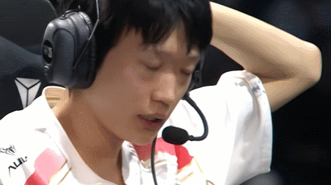 LPL上演绝望(wàng)一幕(mù)！解(jiě)说现場(chǎng)痛哭(kū)，二路哀(āi)声一片(piàn)，真正的末日来了