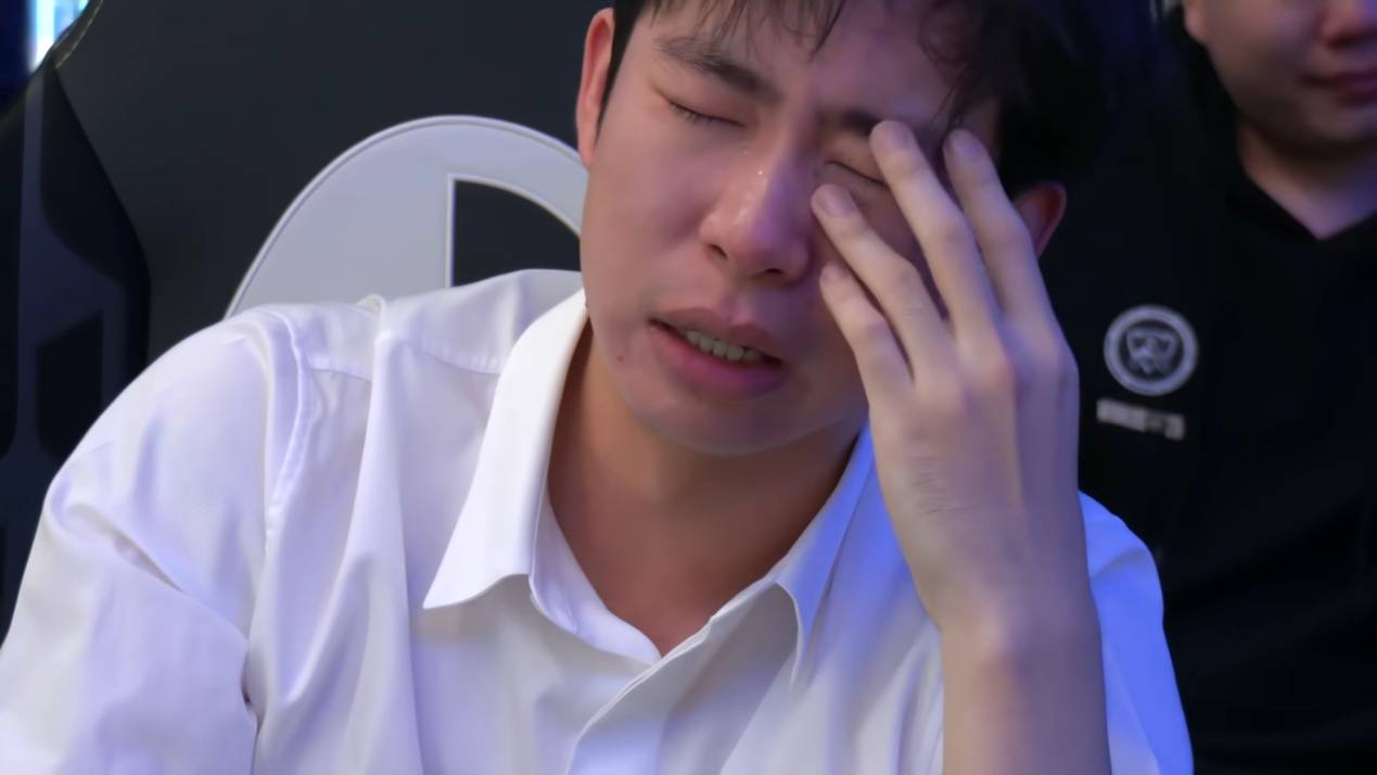 LPL上演绝望(wàng)一幕(mù)！解(jiě)说现場(chǎng)痛哭(kū)，二路哀(āi)声一片(piàn)，真正的末日来了