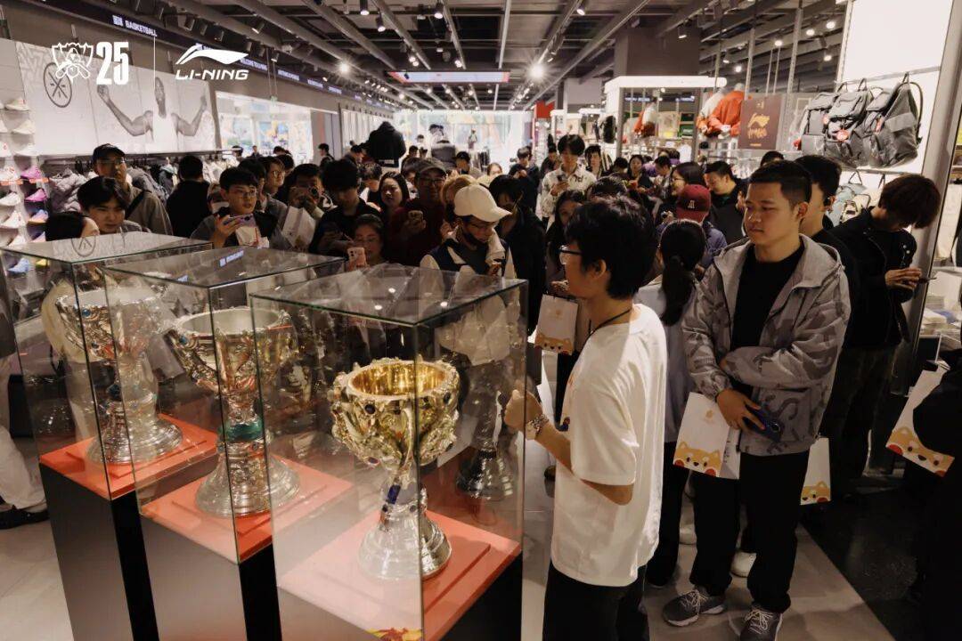 EDG x 李宁奖盃(bēi)巡展活(huó)动开启，我(wǒ)们共(gòng)同为LPL戰(zhàn)隊(duì)打call！