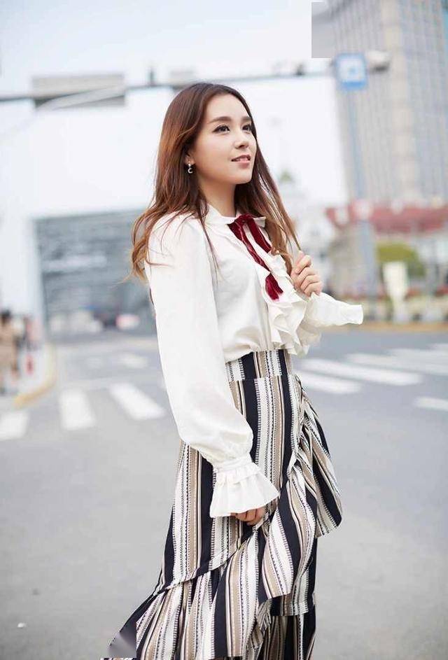 S15赛事解说Rita新中式造型(xíng)出(chū)圈 网友直呼(hū)塔(tǎ)子(zi)姐(jiě)好美