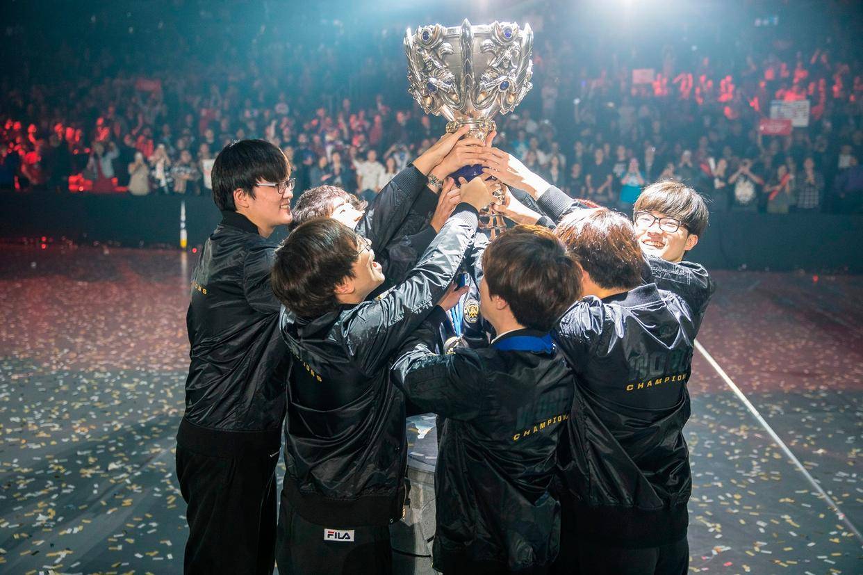 LOL主播(bō)集体遭遇瓶颈期！UZI感歎(tàn)直(zhí)播(bō)没人(rén)看(kàn)：要(yào)是卢本伟還(hái)在就好(hǎo)了(le)