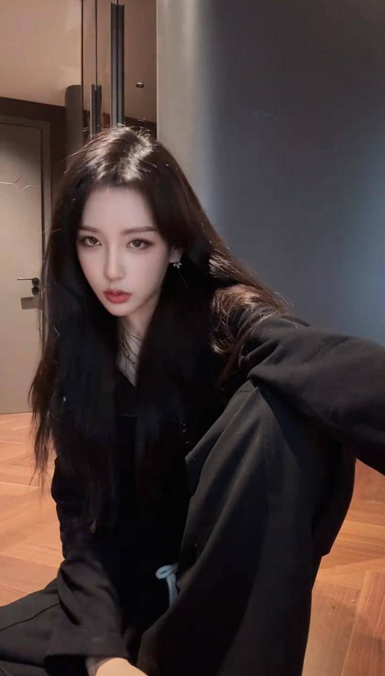 解(jiě)说Rita那(nà)么漂亮(liàng)，为什么没有职业选手和解(jiě)说追求她(tā)？