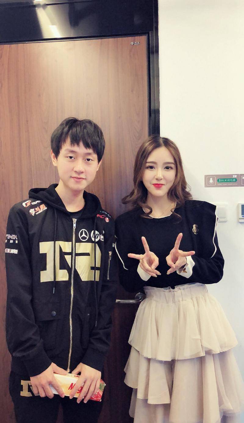 解(jiě)说Rita那(nà)么漂亮(liàng)，为什么没有职业选手和解(jiě)说追求她(tā)？